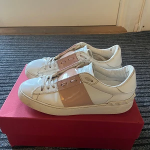 Valentino Garavani sneakers - Säljer mina jätte snygga valentino skor som jag köpte i London men inte använder längre! 💕 äktebevis, kvitto och dustbag kommer med.        Köpte för 5206kr