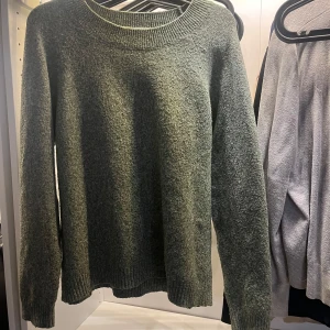 Grön stickad tröja💘 - Mysig ljus grön stickad tröja, som funkar till vår,sommar,vinter och höst pågrund av att den inte är jätte varm men inte så att man fryser i den💗
