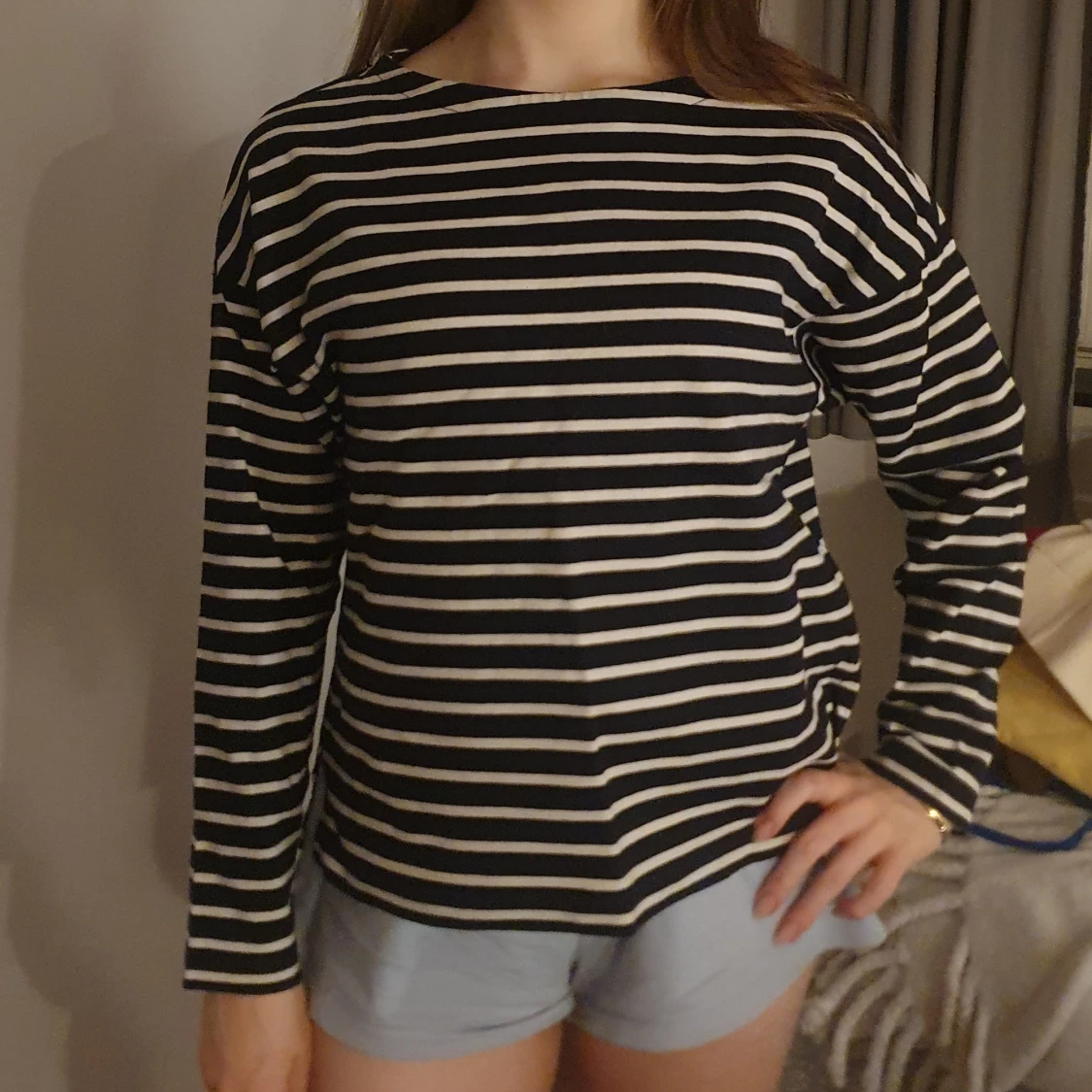 Svartvit randig långärmad tröja - 1