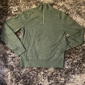 Grön Halfzip - Säljer nu min gröna halfzip köpt från brothers med märket Riley. Bra skick. Storlek S men sitter som xs. Meddela mig vid funderingar. 