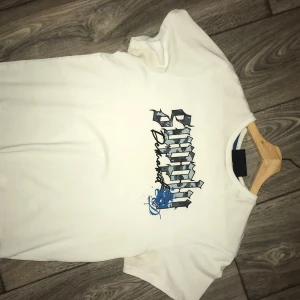 2 t-shirts Suply demand och Armani  - Det är 2 t-shirts jag ej använder längre Suply demand kostade mig runt 400 och Armani T-shirten kostade mig runt 600-700 och skulle kunna sälja Armani för 250 och Suply demand för 200 men kan diskutera pris 
