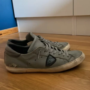 Philippe Model - Ett par gråa/ljusblåa Philippe Model skor som har sätt bättre dagar. Storlek 44/45. Skriv vid frågor. Pris kan diskuteras.