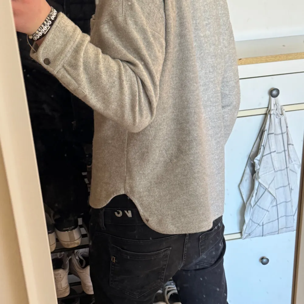 Snygg grå overshirt med två bröstfickor och knappar framtill. Perfekt för vår och sommar. Storlek 158-164 men sitter som en xs/s. Skick 8/10 använd. Pris går att diskutera vid snabb affär💰vid funderingar eller frågor hör av dig!. Paidat.