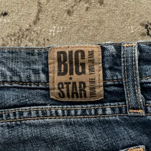 Lågmidjade jeans från Big Star  - Snygga lågmidjade blå jeans från Big Star. De har en normal passform men är lite korta i benen (jag är 165). Köpta secondhand men aldrig använda och i bra skick!
