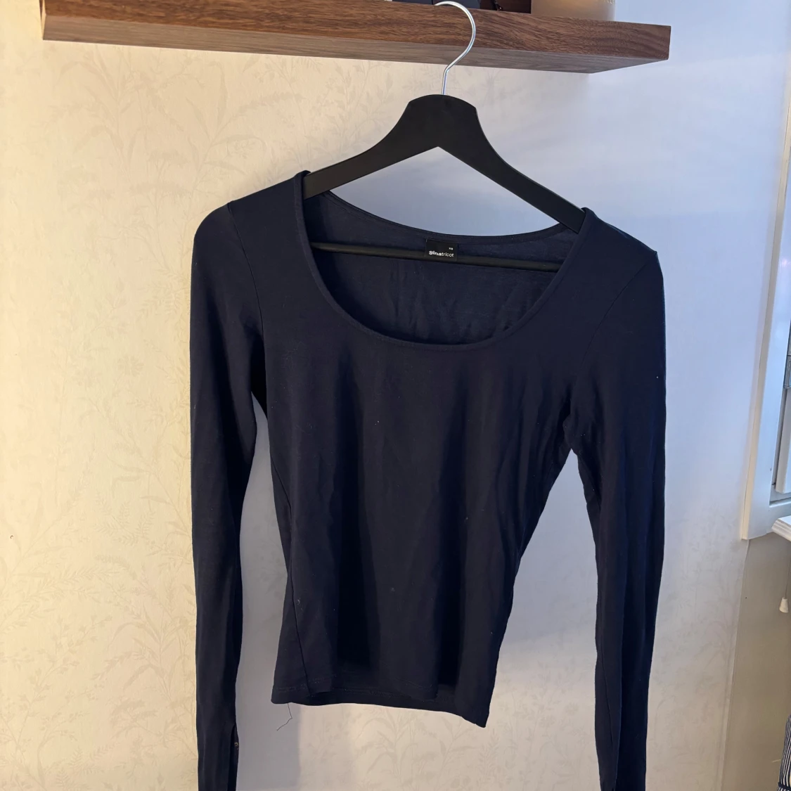 Mörkblå långärmad topp från Gina Tricot - 1