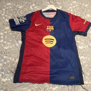 Barcelona hemmatröja 24/25 - Säljer barcelonas hemmatröja med lamine yamal på ryggen med cl patch