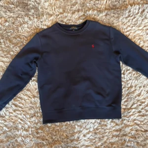 Ralph Lauren tröja  - Bra skick men har små hål vid ena ärmen   Är storlek L i barnstorlek men passar som en xs den har hål i armen och handlederna som är lite synbara men änkelt att fixa med lite sy