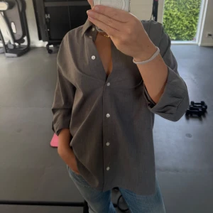 Grå skjorta med knappar - Oversize skjorta med vita knappar, väldigt klassisk och snygg. 