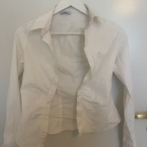 Vit skjorta från Stradivarius - Perfekt nu till sommaren! Har använt en gång, skulle säga att den passas som ett XS också!