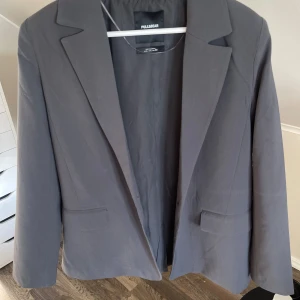 Grå blazer - En mörkgrå blazer från Pull & Bear, använd 1-2 gånger. Den är i storlek L men jag brukar vanligtvis ha S så på mig blir den oversized 💞 