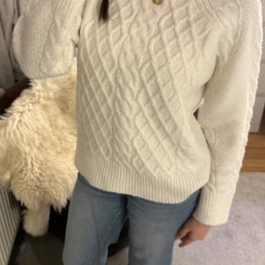 Vit stickad tröja  - Vit stickad tröja från Lager! Använd en säsong men inga defekter förutom lite nopp! 