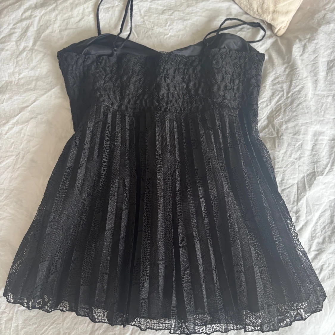 Svart spetslinne med smala axelband - 3