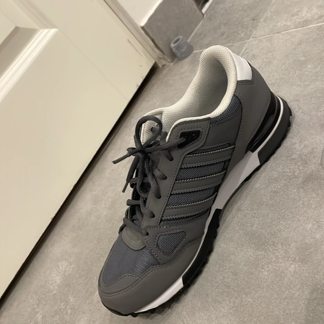 Grå sneakers från Adidas - 1