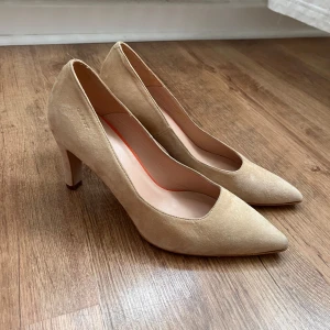 Snygga och stiliga pumps / klackar i beige från Gant - Snygga klackar / pumps från Gant i mocka med spetsig tå och klack. Perfekta för en elegant look eller till festliga tillfällen. De är i bra skick, knappt använda. 