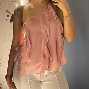 Rosa zara tröja - Skit fin rosa tröja med volanger från zara i storlek S. I bra skick!  Sista bilden är lånad. 