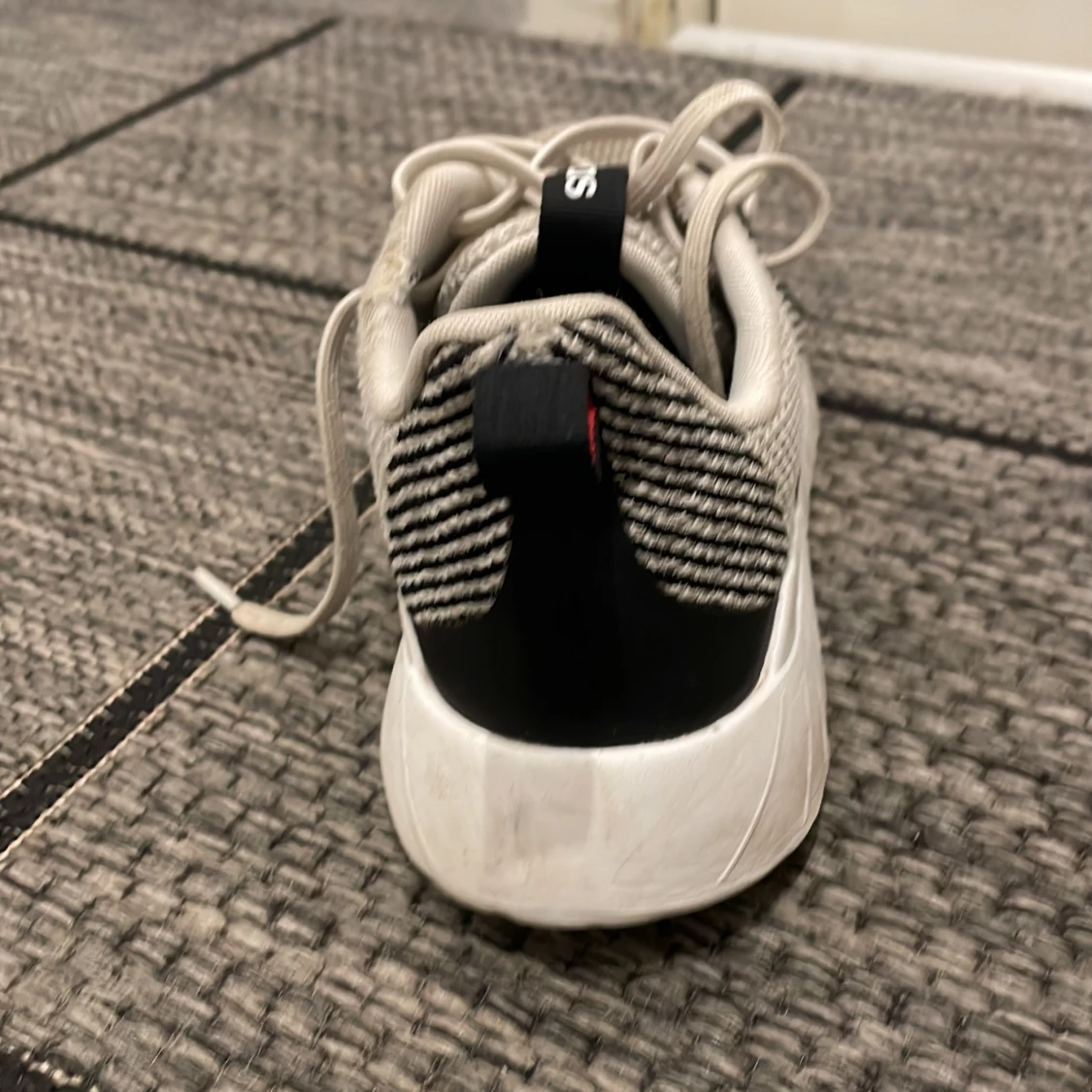 Vita och svarta sneakers från Adidas - 4