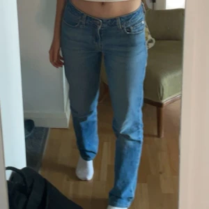 Blå jeans - Jätte snygga jeans från Levis, köpta för ca 900-1000 kr. Normal passform och perfekta nu till våran då dom är ganska ljusa i färgen. Säljer då de inte kommer till användning längre. Är runt 1.70 och dom har inga synliga defekter och är som nya!💕💕 skriv för fler bilder och pris 