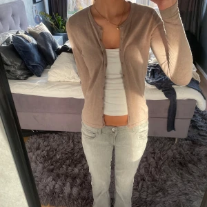 Beige kofta med knappar❤️ - Säljer en beige kofta med mycket bara material som inte nopprar sig den är från Åhlens köpt för 699, skriv gärna för frågor❤️