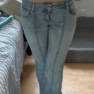 Lågmidjade bootcut jeans - Supersnygga men använder inte💕  Innerbenslängd 81 Midjemått 37