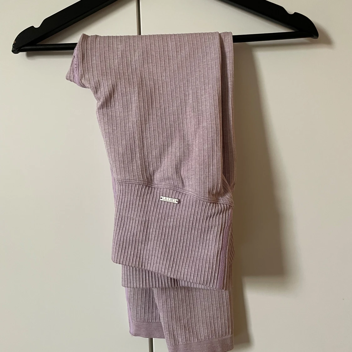 Lila ribbade leggings från Aim'n