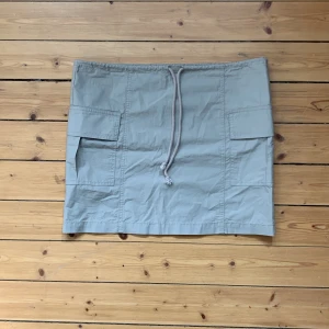 Kjol - Beige kort kjol i storlek xs 