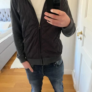 Cardigan Daniel hetcher - Säljer nu min Daniel hetcher cardigan nypris ligger på 1600kr. Riktigt fin inga överlag defekter. Är storlek M men passar även mig som brukar bära S Skriv vid frågor eller funderingar 👊