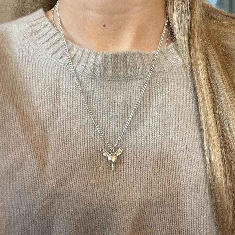 Säljer detta så fina Lovers Necklace halsbandet från Maria Nilsdotter❣️har köpt till en tjock kedja för 200kr, ny pris 2200kr. Knappt använt i nyskick! Dustbag medföljer!. Asusteet.