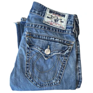 True Religion jeans - True Religion jeans Flared fit. W32 [Ytterbenslängd 105cm] [Innerbenslängd 82cm] [Midja 43cm] [Benöppning 27cm]