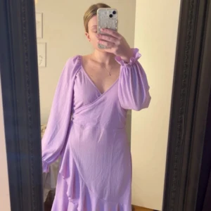 Sommarklänning  - En jättesöt ljuslila klänning med omlott från Bubbleroom storlek M men passa också S. Finns ett litet håll i volangen (se bild) men inget som syns el som man ens tänkte på. Något jag tyvärr upptäckte efter att jag hade fått klänningen & kastat returlappen så kunde inte returnera den. Perfekt nu till sommaren. Använd av mig typ 2 gånger sen bara hängt.