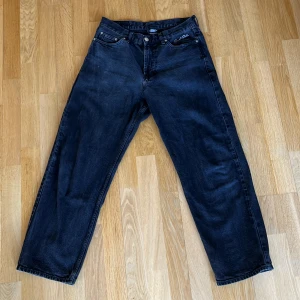 Svarta jeans från Sweet Skateboarding Company - Säljer ett par svarta jeans från Sweet Skateboarding Company. De har en klassisk femficksdesign och en avslappnad passform. Perfekta för en casual look. Innerbens längd 72-73 cm och 40-41 cm tvärs över midjan. Priset kan diskuteras. Kontakta vid frågor!!!