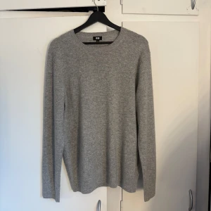 100% kashmir tröja - En tröja från Uniqlo i 100% kashmir. Den är aldrig använd, skicket är 10/10. Snygg grå färg i storlek M. Hör av er😁