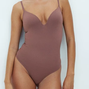 Gammelrosa body från hm  - Snygg body från hm, den sitter jätte fint på men är tyvärr för liten i bysten 💕Den är använd 1 gång innan och säljer pga att jag haft den för länge för att returnera 