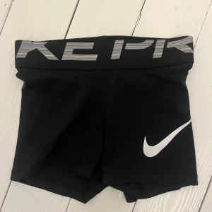 Svarta träningsshorts från Nike - Svarta Nike pro shorts. De är korta (längden) i modellen och är medelhöga i midjan. Tveka inte att höra av dig vid frågor💕