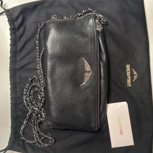 Väska från Zadig & Voltaire - Snygg svart axelväska i skinn från Zadig & Voltaire i modellen Rock. Den har lite missfärgning på kedjan se bilder.💓💓