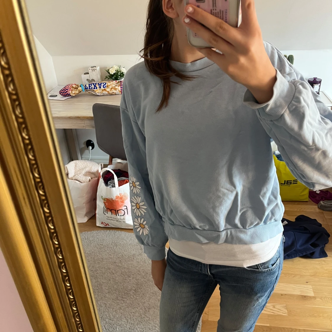 Ljusblå sweatshirt med blommönster