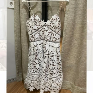 Vit Self-Portrait Klänning  - Säljer denna klänning från Self-Portrait (Azaelea mini dresss) i vit. Perfekt till studenten! Använd 2-3 gånger och i mycket bra skick. Storlek US 4 (XS/S) och är normal i storleken. Nypris ligger på 3000-3500 kr.