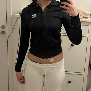 Adidas kofta  - Adidas kofta i storlek 34 som sitter så nice, som en lululemon define jacket. 