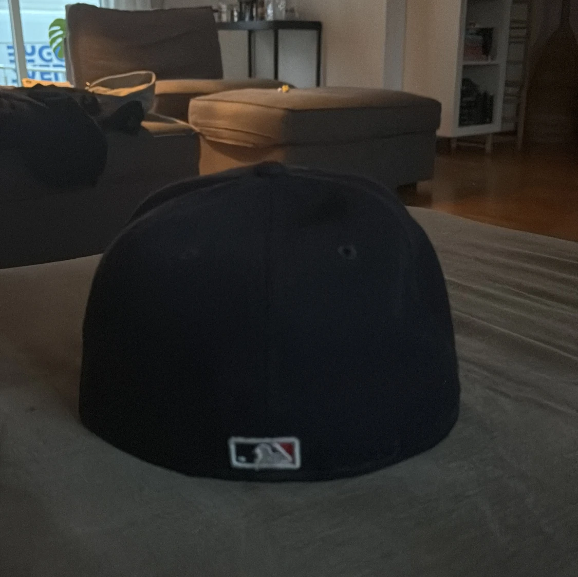 Svart keps med röd broderad bokstav - 2