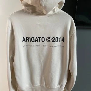 Axel Arigato hoodie - Säljer min axel arigato tröja då den blivit för liten, tröjan är använd men inga märken eller fläckar..Storlek S