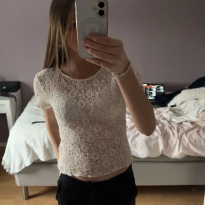 Vit spetsblus - Säljer en söt vit spetsblus med korta ärmar. Skriv för flera bilder 