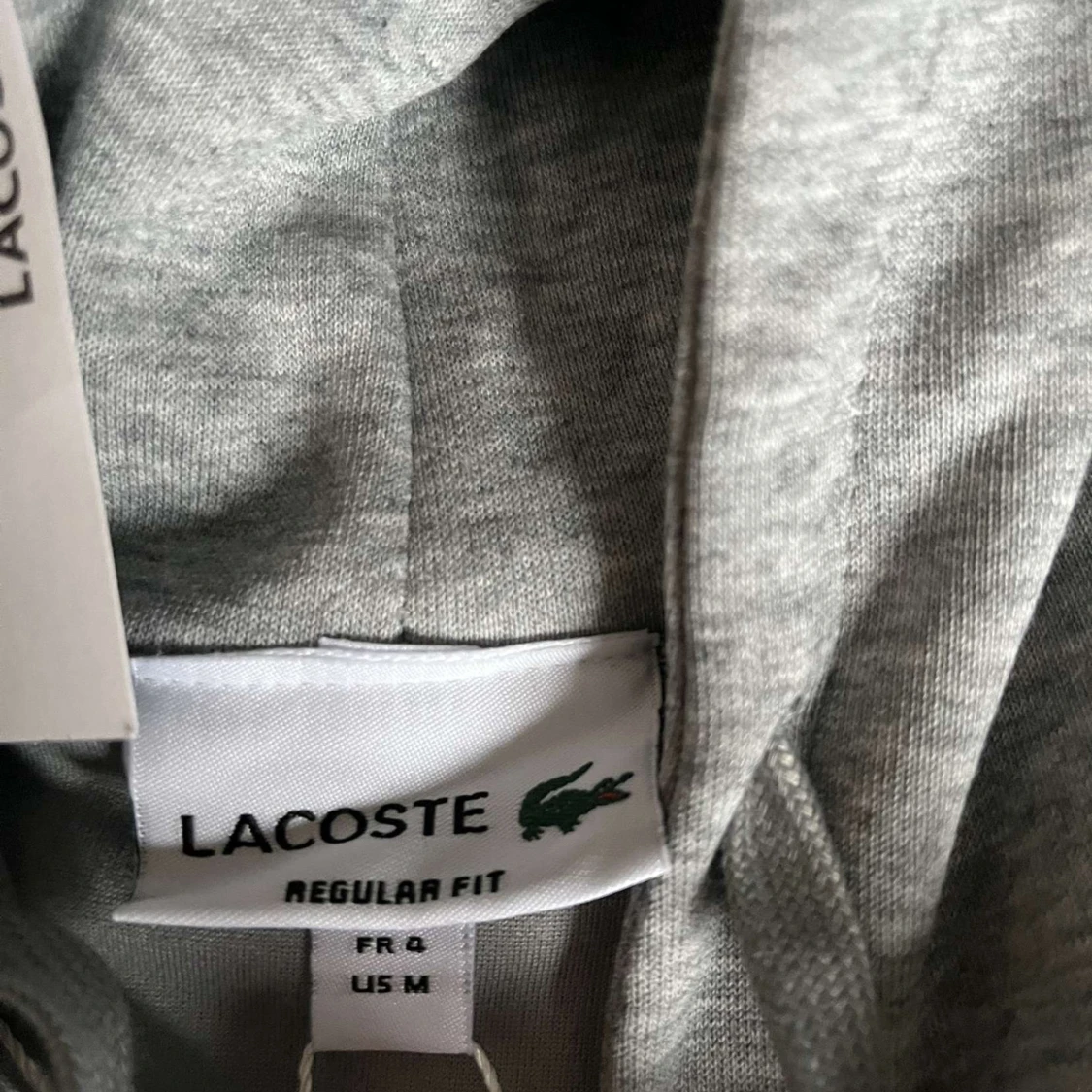 Grå hoodie från Lacoste - 2