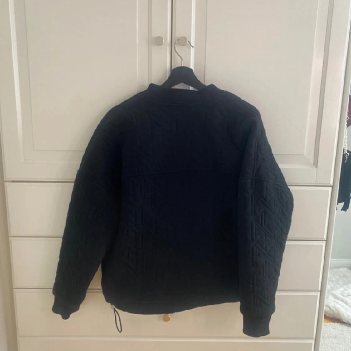 Svart quiltad jacka från & Other Stories - 2