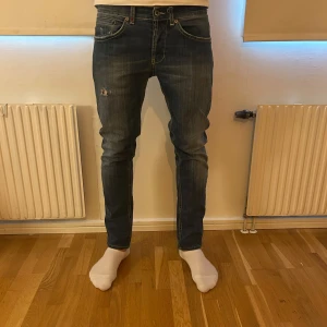 Dondup George - Ett par riktigt feta dondup George, w33, midja 40cm, längd 93cm, passar perfekt för dig som söker nya jeans till ett bra pris, skick 9/10, tveka inte att höra av dig vid frågor!