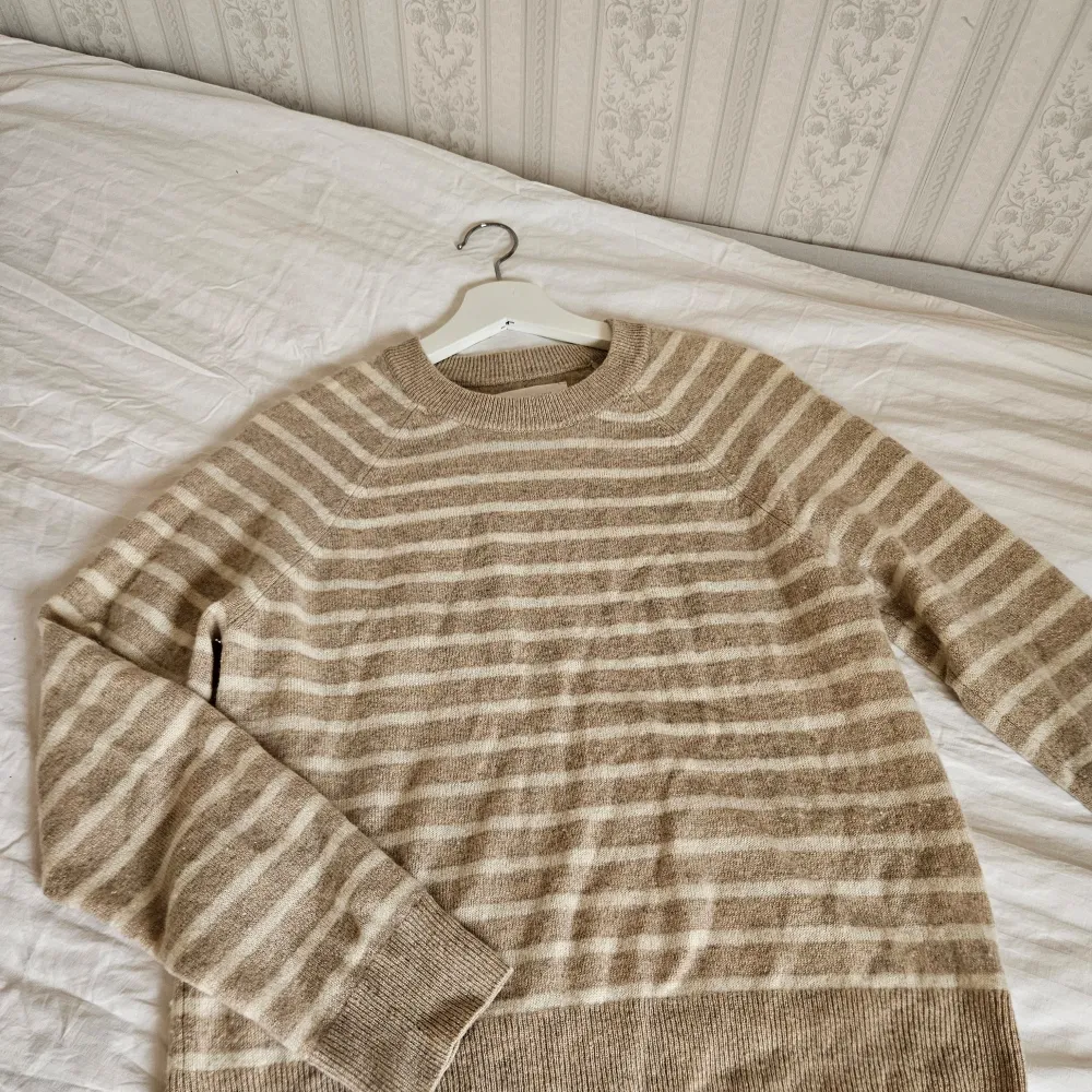 Säljer en mysig beige och vit randig tröja med långa ärmar i 100% kashmir. Så fin till en stilren outfit! Nypris 1800 kr från Samsøe. Mycket bra skick - knappt använd 🩷. Neuletakit & Villapaidat.
