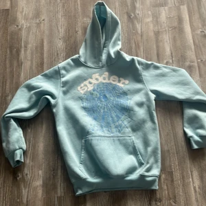 Ljusblå hoodie från Sp5der - Säljer den för den är för liten. Priset kan diskuteras 