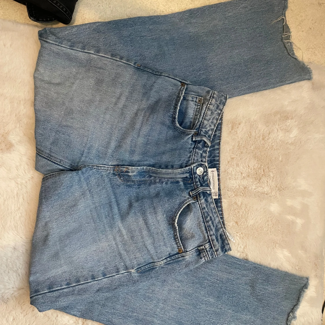 Blå jeans med utsvängda ben - 1