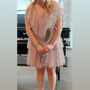 Ida Sjöstedt Aurora dress - Säljer en fantastisk rosa klänning från Ida Sjöstedt. För närvarande skrynklig på grund av förvaring! Använd en gång, som ny💖