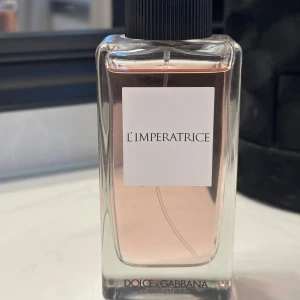 L'Imperatrice från Dolce & Gabbana 100ml - En feminin och berusande doft av saftiga exotiska frukter och ljusrosa blommor som kombinerats med en varm och aptitretande bas av mysk.  Toppnot: rabarber, röda vinbär, saftig kiwi Hjärtnot: rosa cyklamen, vattenmelon Basnot: mysk, sandelträ, grapefrukt  Som man kan se så är den endast använd fåtal gånger. 