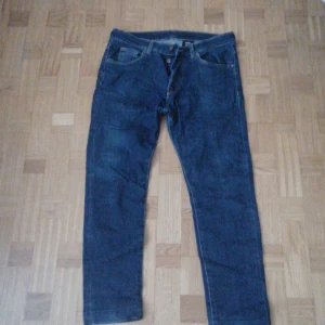 Blå skinny jeans från H&M - Säljer ett par blå skinny jeans från H&M. De har en låg midja och klassisk femficksdesign. Perfekta för en stilren look.