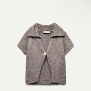 Brun stickad kofta från Zara - Säljer en mysig brun stickad kofta från Zara med korta ärmar och en stor knapp framtill.  Jättesöt o passar till allt, har inga defekter. Bara att skriva ifall man har några frågor❣️